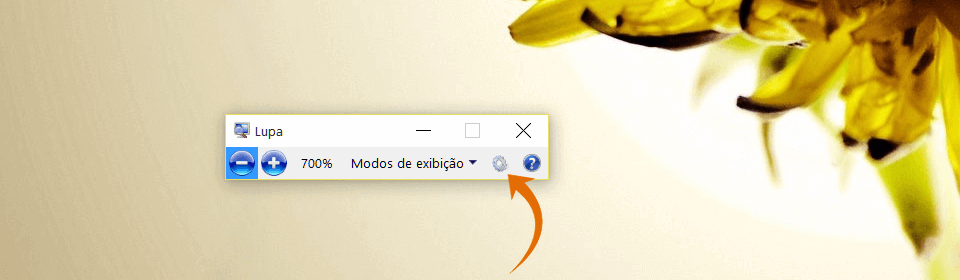 Captura de tela com a janela de configurações da Lupa do Windows; há uma seta na cor laranja apontando para o botão de opções