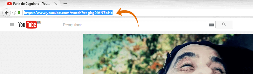 Barra de endereços do Youtube. Há uma seta na cor laranja apontando para o endereço selecionado