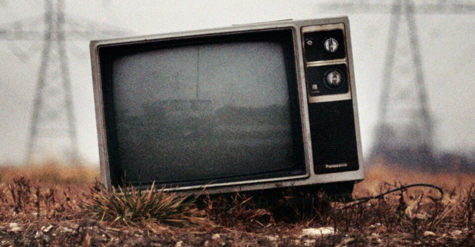 Televisão antiga abandonada