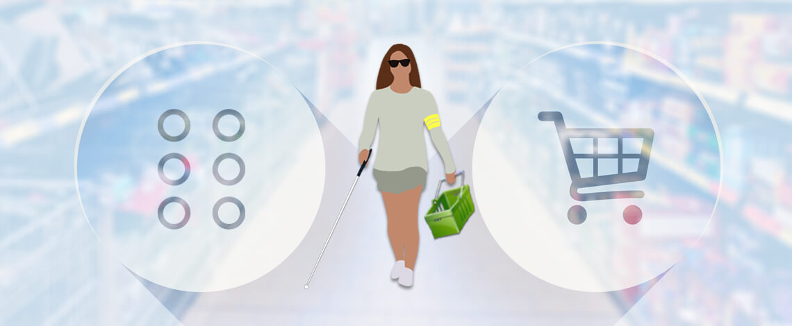 Mulher com deficiência visual andando em um corredor de loja, na mão esquerda cesto de compras e na mão direita segura sua bengala
